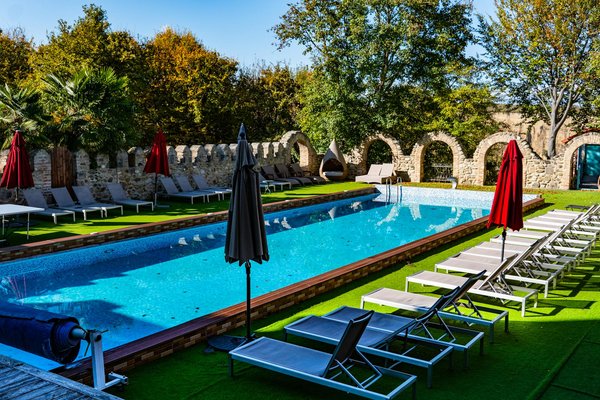 Le travertin pour une plage piscine : pourquoi choisir ce matériau