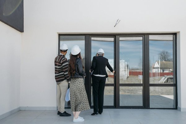 En quoi les nids de frelons peuvent-ils endommager les structures des maisons, et comment les prévenir ?